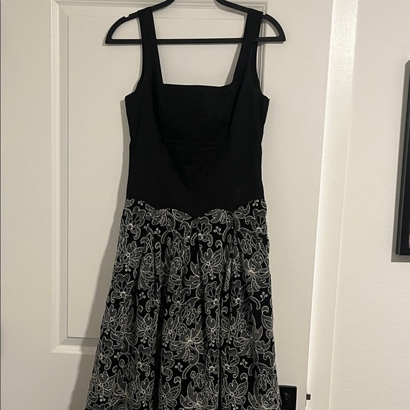 Anna Grace Dresses & Skirts - Elegant Black and White Floral Dress